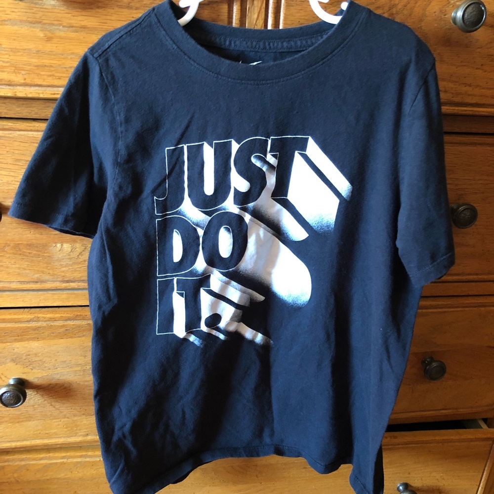 Boys Nike “just do it” t-shirt Medium 7/8